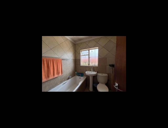 15 BEDROOM HOUSE FOR SALE IN LOMBARDY EAST